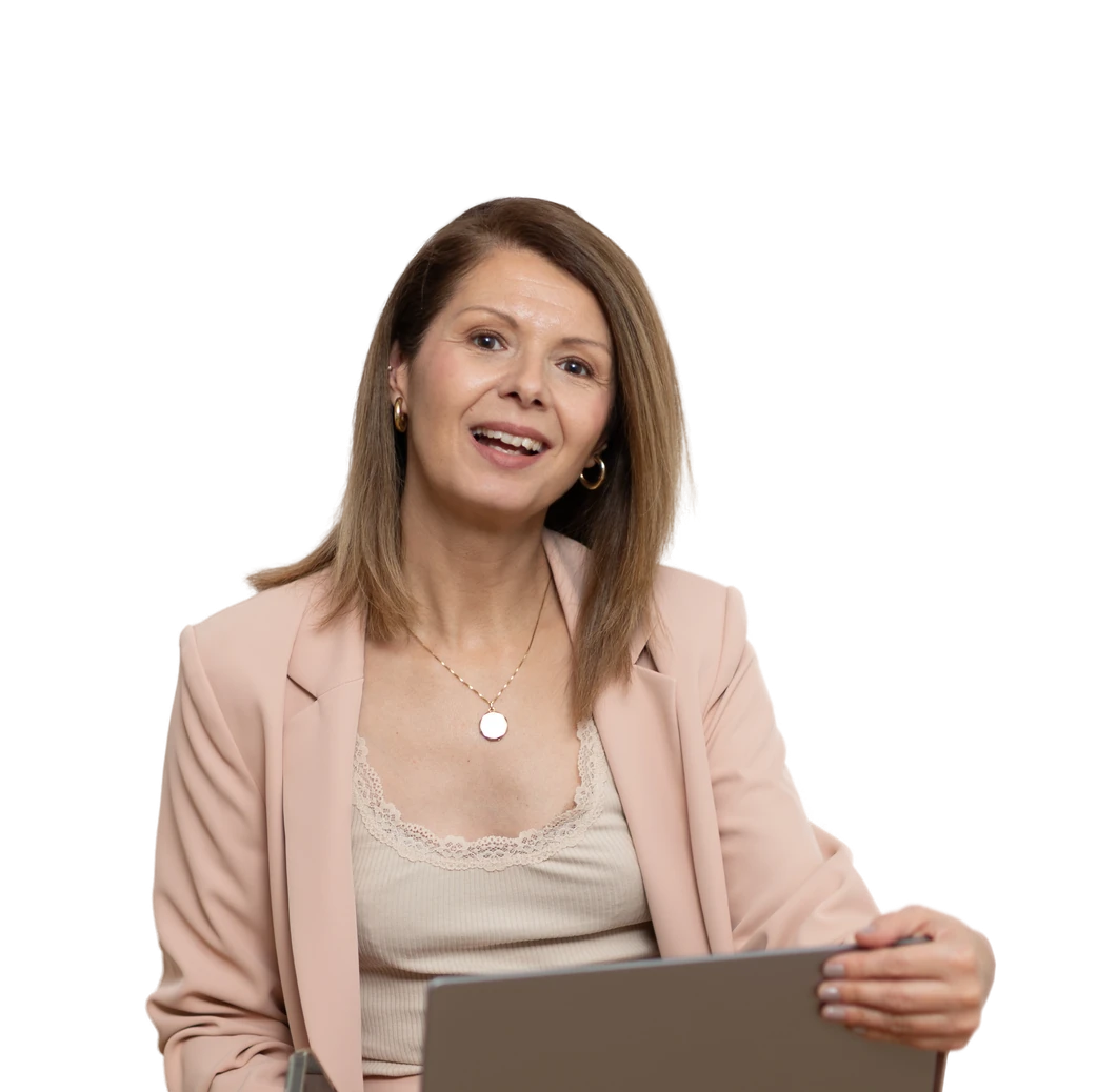 Jacqueline Pröll sitzt mit dem Laptop auf dem Schoß und lacht