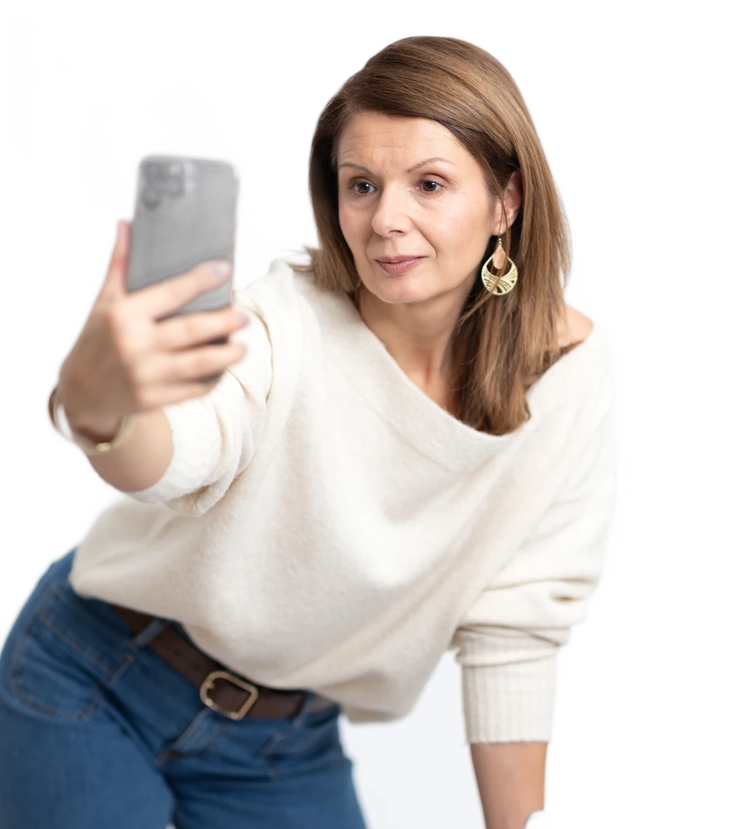 Jacqueline Pröll streckt ihr Smartphone nach vorne und nimmt sich selbst auf